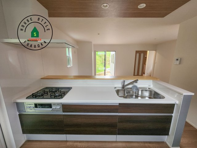 福津市福間南3丁目第1-7棟（6号棟）　のキッチン|ダイニングテーブルへの配膳がラクラク、お料理はかどるカウンター付きシステムキッチン！