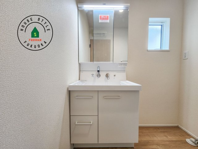 福岡市西区拾六町3丁目第1-3棟（1号棟）の独立洗面台|毎日使うものだから清潔な空間を保ちたい水回り。洗面にはそんな願いを解消させてくれる収納アイデアが満載です。三面鏡の裏側にはキャビネットが現れ小物から背の高い物まで収納できます。