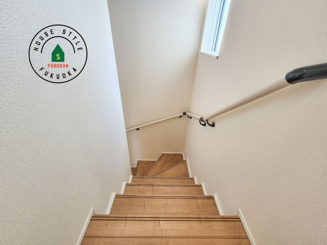 福岡市西区拾六町3丁目第1-3棟（1号棟）の内装|＜手すり付階段＞手すりがないと階段の昇り降りで危険なことはもちろん、壁に手をつきながら歩くことで壁紙が汚れやすくなります。すべての方に快適に昇り降りしていただくため、手すりを設置しました。