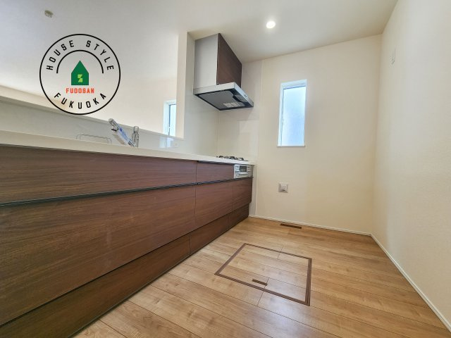 福岡市西区拾六町3丁目第1-3棟（1号棟）のキッチン|ダイニングテーブルへの配膳がラクラク、お料理はかどるカウンター付きシステムキッチン！