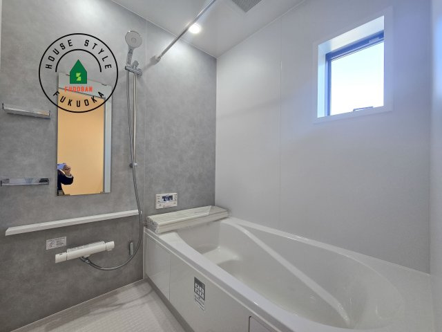 小郡市寺福童第1-2棟（2号棟）の内観：施工例|1日の疲れを癒してくれる広々バスルーム。雨の日のお洗濯にも大活躍な浴室乾燥機付です！