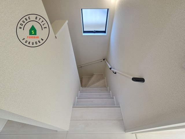 小郡市寺福童第1-2棟（2号棟）の内観：施工例|＜手すり付階段＞手すりがないと階段の昇り降りで危険なことはもちろん、壁に手をつきながら歩くことで壁紙が汚れやすくなります。すべての方に快適に昇り降りしていただくため、手すりを設置しました。