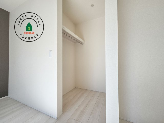 小郡市寺福童第1-2棟（2号棟）の内観：施工例|洋服や大きな荷物が多い方や人数の多いご家族などは、一般的なクローゼットよりもウォークインクローゼットのほうが使い勝手が良いです。