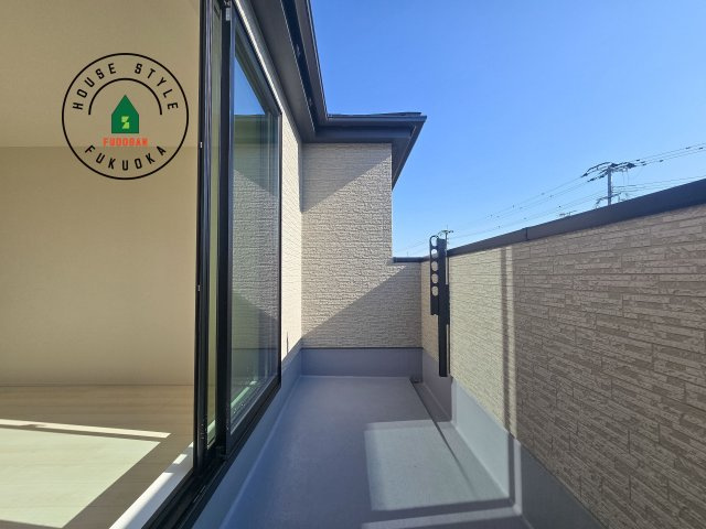 小郡市寺福童第1-2棟（2号棟）の外観：施工例|風をしっかりと感じられるバルコニーでは、毎日が洗濯日和です。広々としているので洗濯も楽しくなるでしょうし、気分転換にバルコニーからの眺めを楽しむのもいいでしょう。