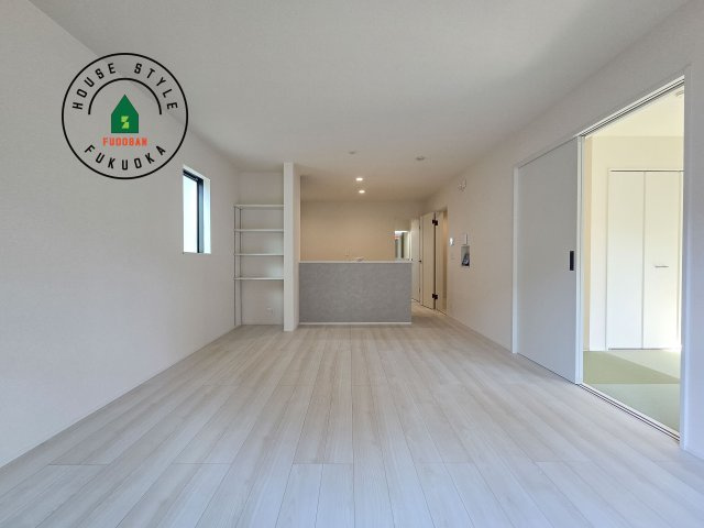 小郡市寺福童第1-2棟（2号棟）の内観：施工例|キッチンからリビングをしっかり確認できます。家族の笑顔があふれる空間になりそうですね。