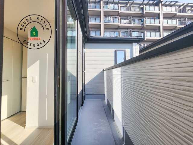 大野城市中央１丁目第1-3棟（2号棟）の外観：施工例|風をしっかりと感じられるバルコニーでは、毎日が洗濯日和です。広々としているので洗濯も楽しくなるでしょうし、気分転換にバルコニーからの眺めを楽しむのもいいでしょう。