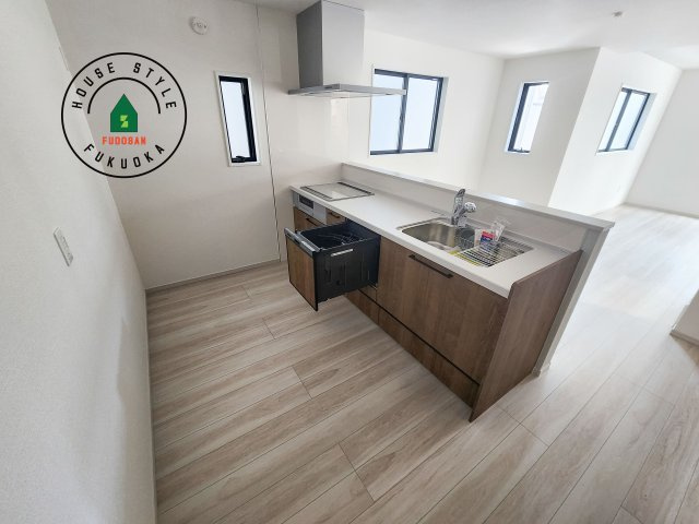 大野城市中央１丁目第1-3棟（2号棟）の内観：施工例|ダイニングテーブルへの配膳がラクラク、お料理はかどるカウンター付きシステムキッチン！