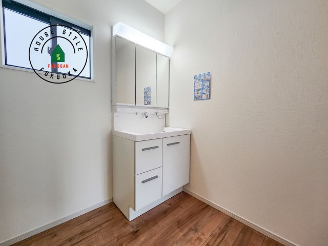 大野城市乙金東1丁目第2第3-3棟(1号棟)の内観：施工例|毎日使うものだから清潔な空間を保ちたい水回り。洗面にはそんな願いを解消させてくれる収納アイデアが満載です。三面鏡の裏側にはキャビネットが現れ小物から背の高い物まで収納できます。