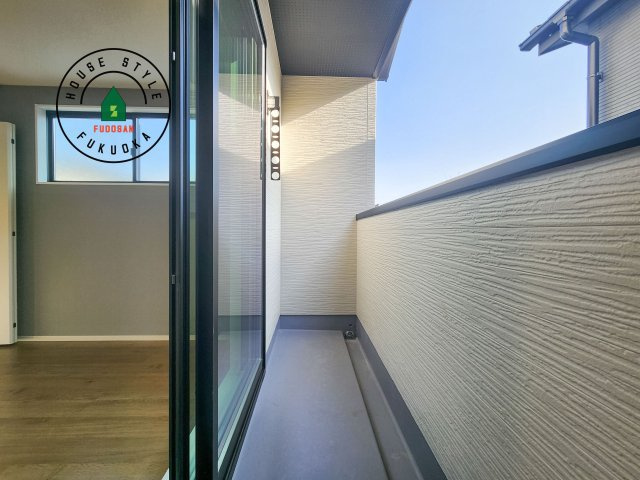 大野城市乙金東1丁目第2第3-3棟(1号棟)の外観：施工例|風をしっかりと感じられるバルコニーでは、毎日が洗濯日和です。広々としているので洗濯も楽しくなるでしょうし、気分転換にバルコニーからの眺めを楽しむのもいいでしょう。