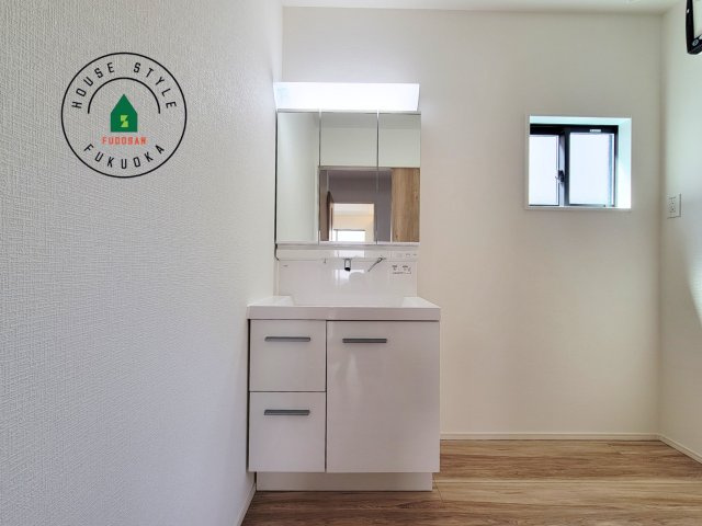 大野城市乙金東1丁目第2第3-3棟(2号棟)の内観：施工例|ゆとりの洗面スペースで朝の身支度もスムーズに。暮らしを快適に変えるシャワー付洗面台です！