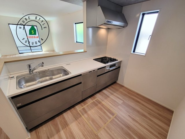 大野城市乙金東1丁目第2第3-3棟(2号棟)の内観：施工例|ダイニングテーブルへの配膳がラクラク、お料理はかどるカウンター付きシステムキッチン！