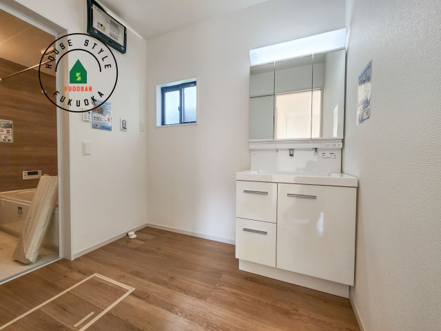 大野城市乙金東1丁目第2第3-3棟(3号棟)の内観：施工例|ゆとりの洗面スペースで朝の身支度もスムーズに。暮らしを快適に変えるシャワー付洗面台です！