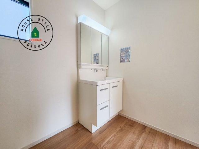 大野城市乙金東1丁目第2第3-3棟(3号棟)の内観：施工例|毎日使うものだから清潔な空間を保ちたい水回り。洗面にはそんな願いを解消させてくれる収納アイデアが満載です。三面鏡の裏側にはキャビネットが現れ小物から背の高い物まで収納できます。