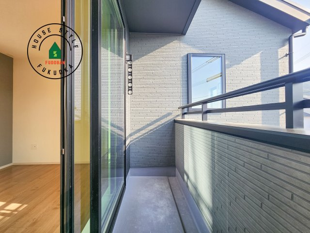 大野城市乙金東1丁目第2第3-3棟(3号棟)の外観：施工例|風をしっかりと感じられるバルコニーでは、毎日が洗濯日和です。広々としているので洗濯も楽しくなるでしょうし、気分転換にバルコニーからの眺めを楽しむのもいいでしょう。