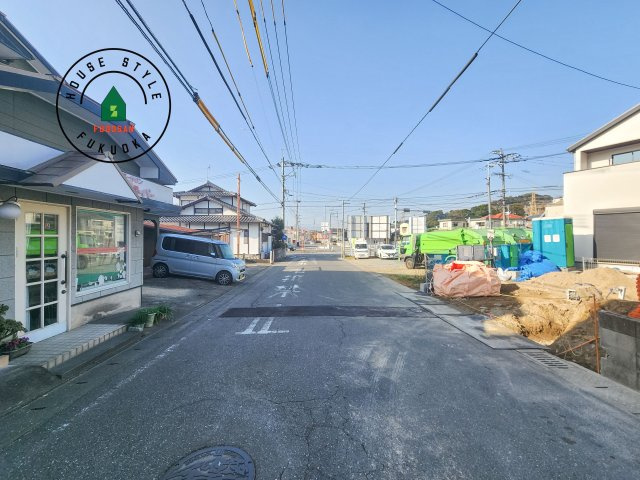 大野城市乙金東1丁目第2第3-3棟(3号棟)の前面道路含む現地写真|前面道路は閑静な住宅地をはしる車通りの少ない道路。お車の出し入れが苦手なママや小さなお子様にも安心ですね。しっかり舗装もされているので、ベビーカーや自転車で通っても快適に通行できます。