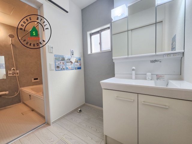 春日市春日10丁目第1-4棟（1号棟）の脱衣所|ゆとりの洗面スペースで朝の身支度もスムーズに。暮らしを快適に変えるシャワー付洗面台です！