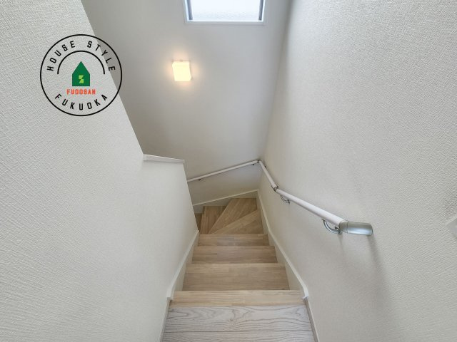 春日市春日10丁目第1-4棟（1号棟）の内装|階段からも明るい光が入ります。採光や通風も階段の重要な役割です。