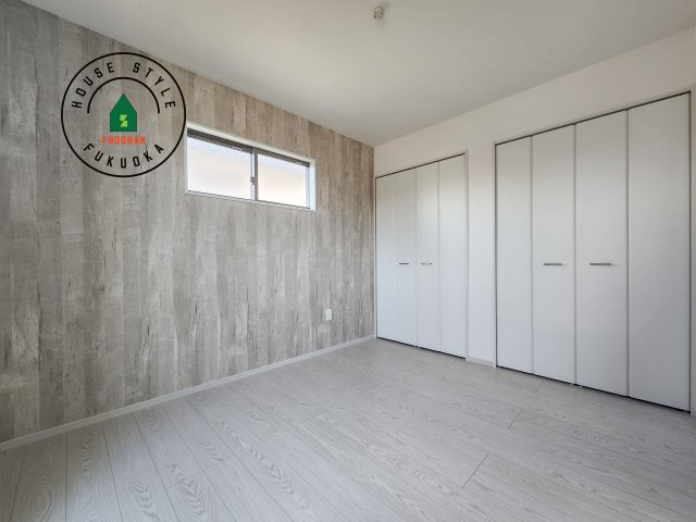 春日市春日10丁目第1-4棟（1号棟）の寝室|主寝室には収納力に優れたクローゼットがありますので、お部屋もすっきり片付きます。