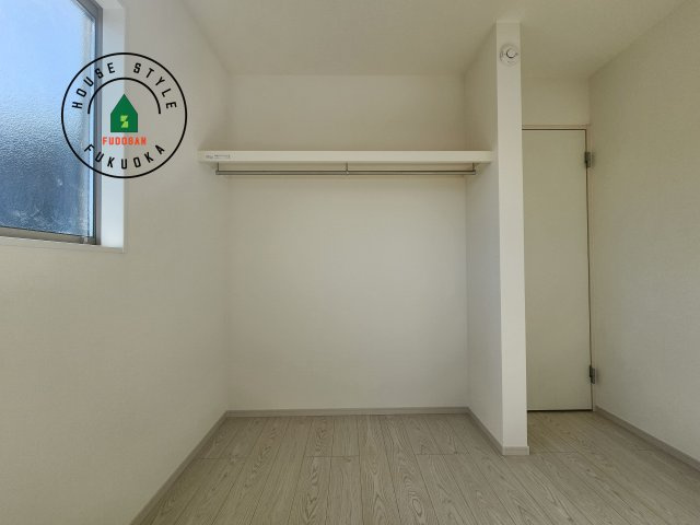 春日市春日10丁目第1-4棟（1号棟）の収納|洋服や大きな荷物が多い方や人数の多いご家族などは、一般的なクローゼットよりもウォークインクローゼットのほうが使い勝手が良いです。