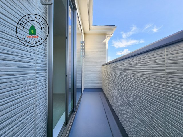 春日市春日10丁目第1-4棟（1号棟）のバルコニー|風をしっかりと感じられるバルコニーでは、毎日が洗濯日和です。広々としているので洗濯も楽しくなるでしょうし、気分転換にバルコニーからの眺めを楽しむのもいいでしょう。