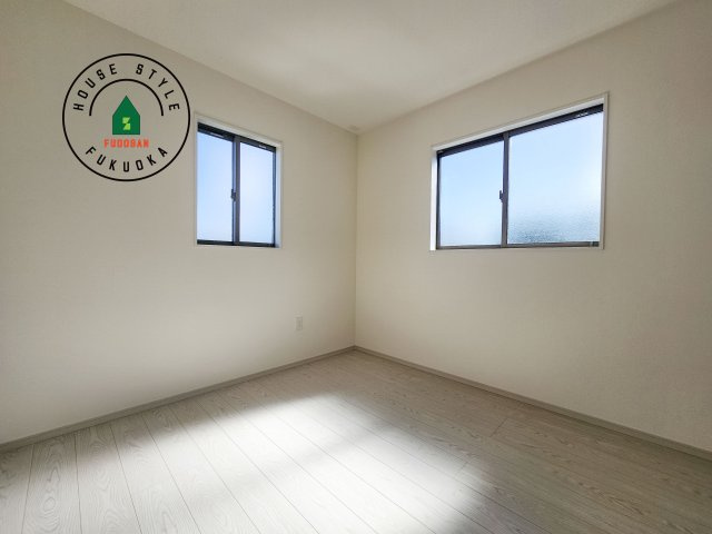 春日市春日10丁目第1-4棟（1号棟）の子供部屋|柔らかい陽光が差し込む明るいお部屋を演出する設計。彩光の取れる窓が気持ちの良いお部屋を創り上げます。