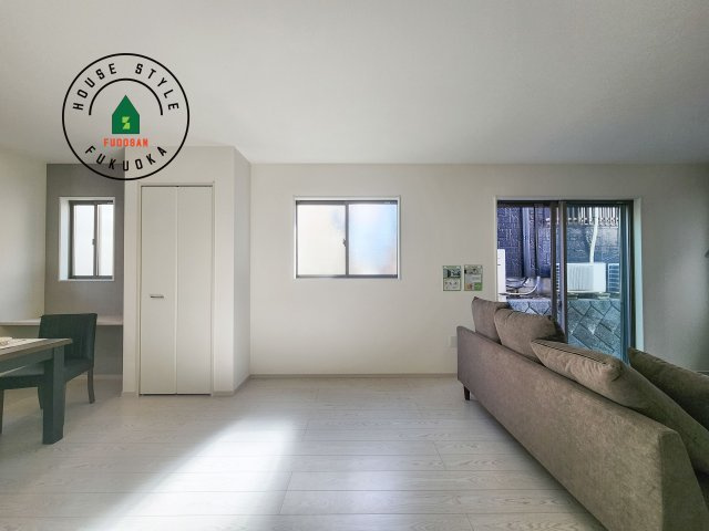 春日市春日10丁目第1-4棟（1号棟）の居間・リビング|多くの時間を過すことになるリビングだからこそ、いつも穏やかな空間・解放感が味わえ毎日が充実します。