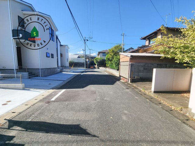 春日市春日10丁目第1-4棟（1号棟）の前面道路含む現地写真|前面道路は閑静な住宅地をはしる車通りの少ない道路。お車の出し入れが苦手なママや小さなお子様にも安心ですね。しっかり舗装もされているので、ベビーカーや自転車で通っても快適に通行できます。