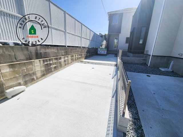 春日市春日10丁目第1-4棟（1号棟）の駐車場|広々した駐車場になります。3台並列駐車となります。