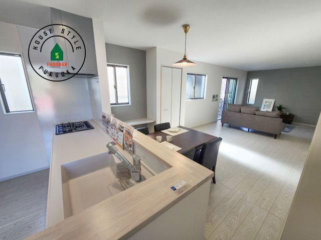 春日市春日10丁目第1-4棟（1号棟）のダイニング|キッチンから立ち込める香りが今日の料理を期待させます。