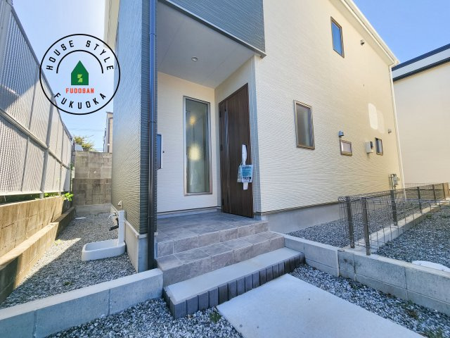 春日市春日10丁目第1-4棟（1号棟）の玄関|おでかけの時も帰った時も、「我が家」を最初に感じでもらえる素敵な空間に。