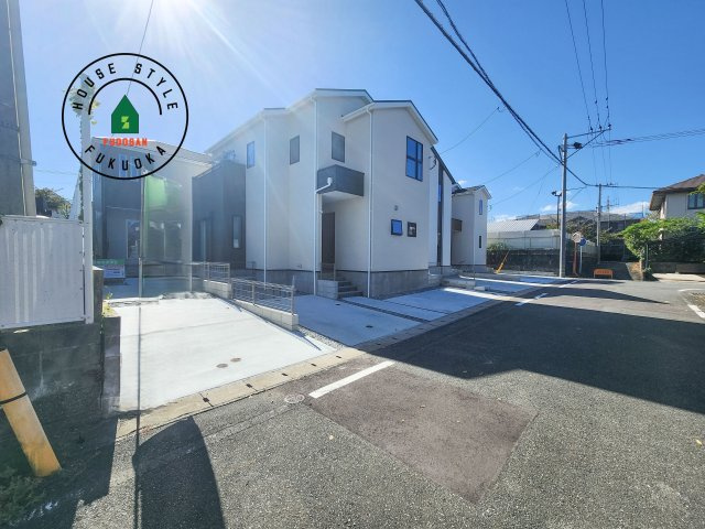 春日市春日10丁目第1-4棟（1号棟）の前面道路含む現地写真|見学の時間などお気軽にお問い合わせ下さい。