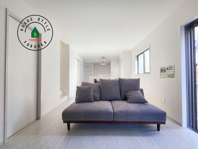 春日市春日10丁目第1-4棟（1号棟）の居間・リビング|ご家族を近くに感じられる対面キッチンのLDK。会話もはずみそうですね。