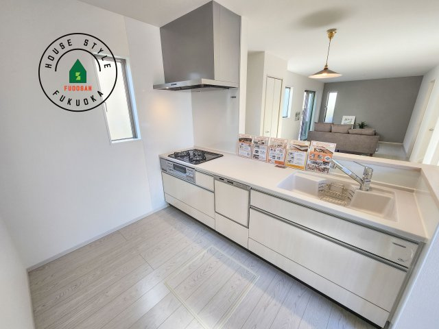 春日市春日10丁目第1-4棟（1号棟）のキッチン|ダイニングテーブルへの配膳がラクラク、お料理はかどるカウンター付きシステムキッチン！