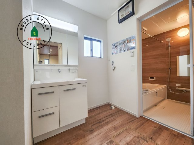 筑紫野市美しが丘北3丁目第1-2棟（2号棟）の内観：施工例|ゆとりの洗面スペースで朝の身支度もスムーズに。暮らしを快適に変えるシャワー付洗面台です！