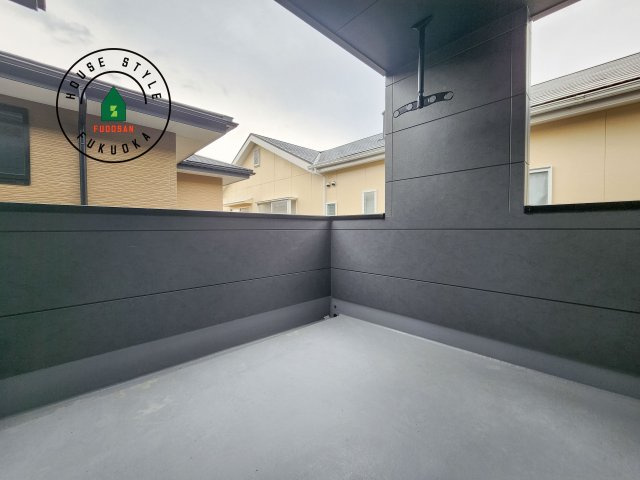 筑紫野市美しが丘北3丁目第1-2棟（2号棟）の外観：施工例|風をしっかりと感じられるバルコニーでは、毎日が洗濯日和です。広々としているので洗濯も楽しくなるでしょうし、気分転換にバルコニーからの眺めを楽しむのもいいでしょう。