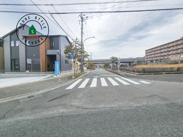 筑紫野市美しが丘北3丁目第1-2棟（2号棟）の前面道路含む現地写真|前面道路は閑静な住宅地をはしる車通りの少ない道路。お車の出し入れが苦手なママや小さなお子様にも安心ですね。しっかり舗装もされているので、ベビーカーや自転車で通っても快適に通行できます。