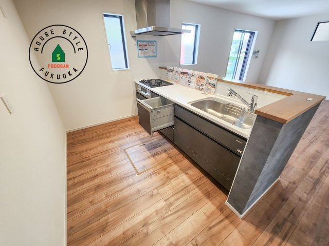 筑紫野市美しが丘北3丁目第1-2棟（2号棟）の内観：施工例|ダイニングテーブルへの配膳がラクラク、お料理はかどるカウンター付きシステムキッチン！