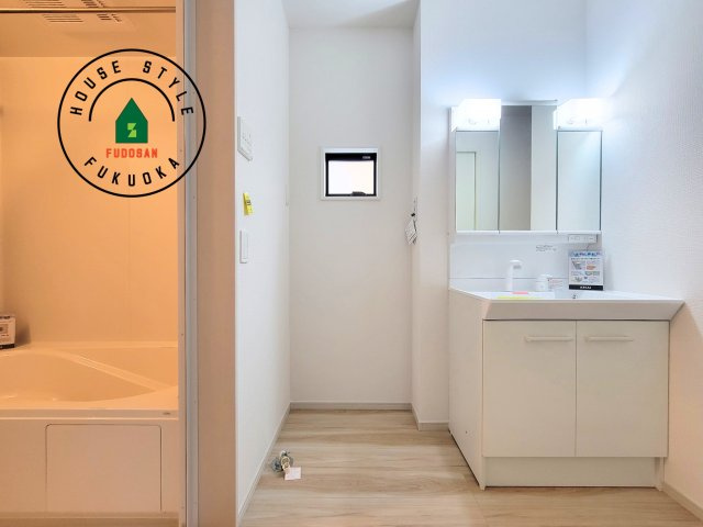 福岡市東区松香台1丁目第1-5棟（5号棟）　の脱衣所|ゆとりの洗面スペースで朝の身支度もスムーズに。暮らしを快適に変えるシャワー付洗面台です！