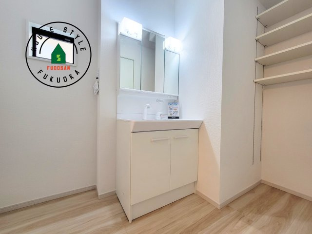 福岡市東区松香台1丁目第1-5棟（5号棟）　の独立洗面台|毎日使うものだから清潔な空間を保ちたい水回り。洗面にはそんな願いを解消させてくれる収納アイデアが満載です。三面鏡の裏側にはキャビネットが現れ小物から背の高い物まで収納できます。