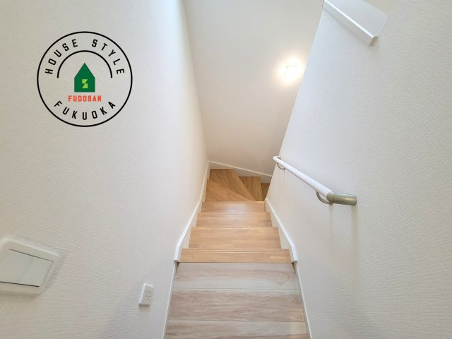 福岡市東区松香台1丁目第1-5棟（5号棟）　の内装|＜手すり付階段＞手すりがないと階段の昇り降りで危険なことはもちろん、壁に手をつきながら歩くことで壁紙が汚れやすくなります。すべての方に快適に昇り降りしていただくため、手すりを設置しました。