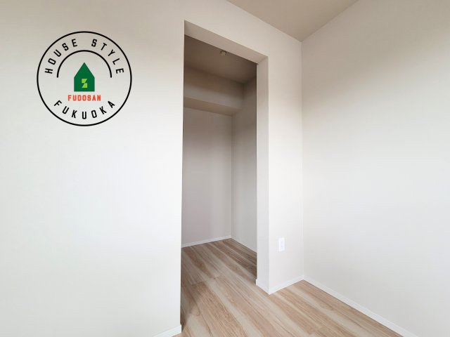 福岡市東区松香台1丁目第1-5棟（5号棟）　の収納|洋服や大きな荷物が多い方や人数の多いご家族などは、一般的なクローゼットよりもウォークインクローゼットのほうが使い勝手が良いです。