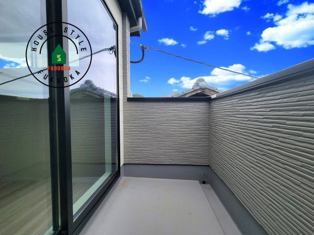 福岡市東区松香台1丁目第1-5棟（5号棟）　のバルコニー|風をしっかりと感じられるバルコニーでは、毎日が洗濯日和です。広々としているので洗濯も楽しくなるでしょうし、気分転換にバルコニーからの眺めを楽しむのもいいでしょう。