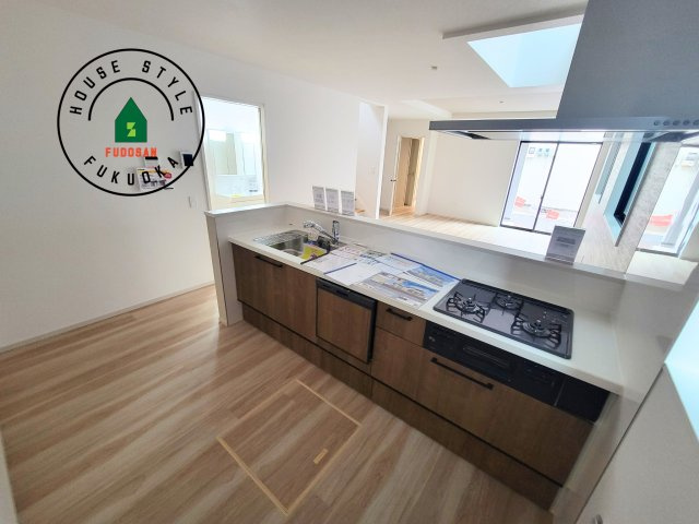 福岡市東区松香台1丁目第1-5棟（5号棟）　のキッチン|ダイニングテーブルへの配膳がラクラク、お料理はかどるカウンター付きシステムキッチン！
