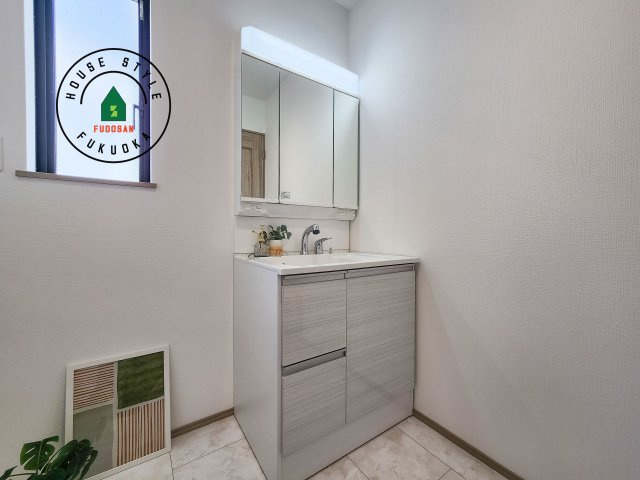 福岡市西区泉3丁目第1-2棟(B号棟)の独立洗面台|毎日使うものだから清潔な空間を保ちたい水回り。洗面にはそんな願いを解消させてくれる収納アイデアが満載です。三面鏡の裏側にはキャビネットが現れ小物から背の高い物まで収納できます。