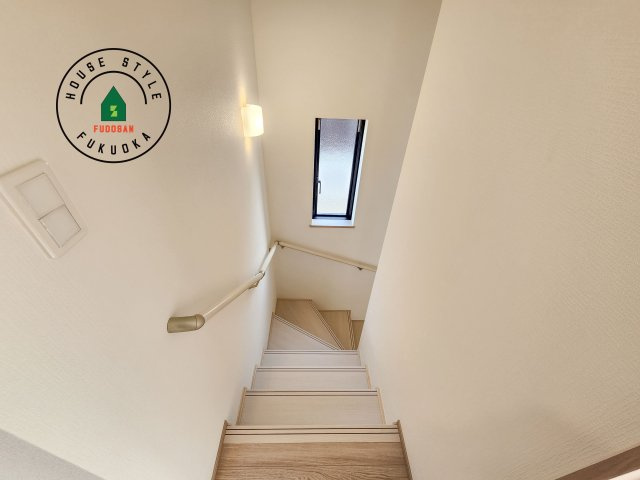 福岡市西区泉3丁目第1-2棟(B号棟)の内装|＜手すり付階段＞手すりがないと階段の昇り降りで危険なことはもちろん、壁に手をつきながら歩くことで壁紙が汚れやすくなります。すべての方に快適に昇り降りしていただくため、手すりを設置しました。