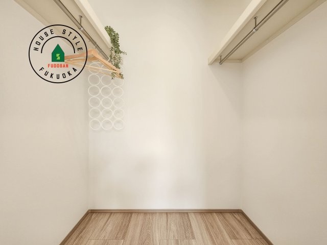 福岡市西区泉3丁目第1-2棟(B号棟)の収納|洋服や大きな荷物が多い方や人数の多いご家族などは、一般的なクローゼットよりもウォークインクローゼットのほうが使い勝手が良いです。