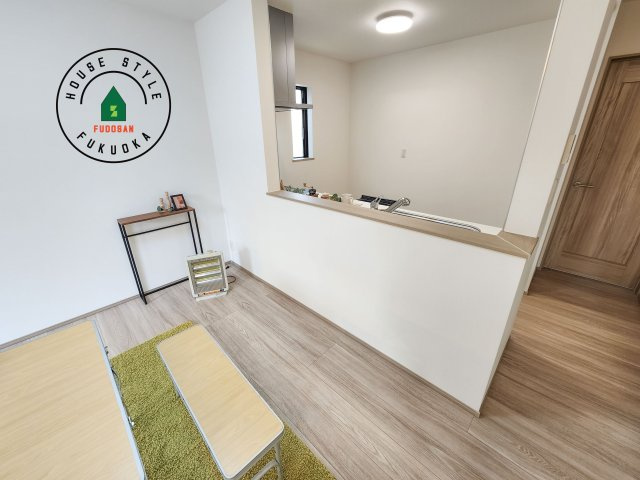 福岡市西区泉3丁目第1-2棟(B号棟)のダイニング|キッチンから立ち込める香りが今日の料理を期待させます。