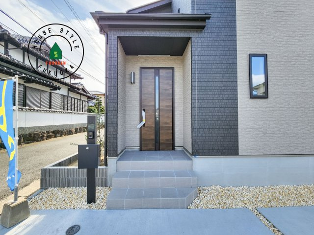 福岡市西区泉3丁目第1-2棟(B号棟)の玄関|おでかけの時も帰った時も、「我が家」を最初に感じでもらえる素敵な空間に。