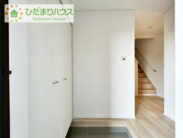 【玄関】 | 我孫子市中峠第20　新築戸建　2号棟 | 毎日「行ってきます」「ただいま」をいう玄関は明るく光が差し込みます♪