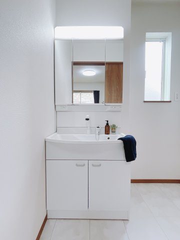 【新築戸建】前橋市表町2期の独立洗面台|通常より広いタイプの洗面所になっています。のびのびと使える洗面所には寒い冬にストーブをおいても邪魔になりません♪